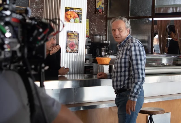 José Coronado en un bar en la serie 'Entrevías'.