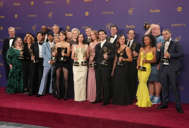 El equipo de la serie 'Hacks' posa mostrando sus premios.