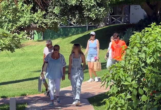 Mayte Zaldívar y toda la familia acuden juntos al hospital.