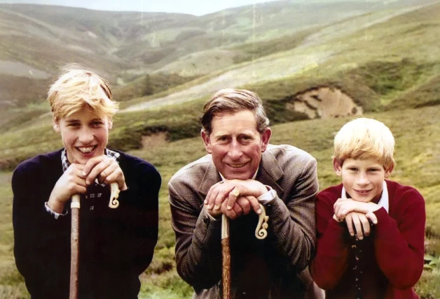 Guillermo y Harry con su padre cuando eran jóvenes.