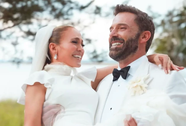 Jennifer López y Ben Affleck bromeando juntos en el día de su boda.