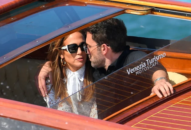 Ben Affleck y Jennifer Lopez en una barca en Venecia