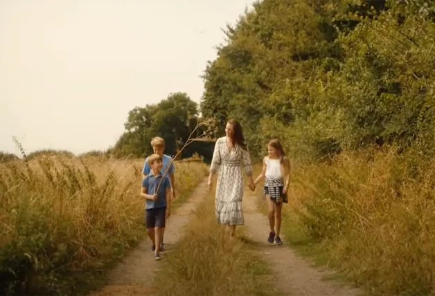 Kate paseando con sus hijos por un sendero