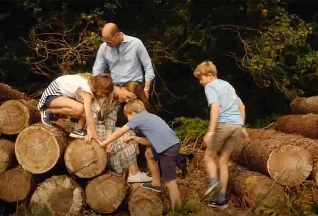 Kate con Guillermo y sus hijos, George, Charlotte y Louis, siempre el más travieso (derecha, subido a un árbol), en varios momentos del vídeo.