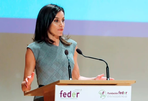 Letizia dando un discurso en la Federación española de enfermedades raras