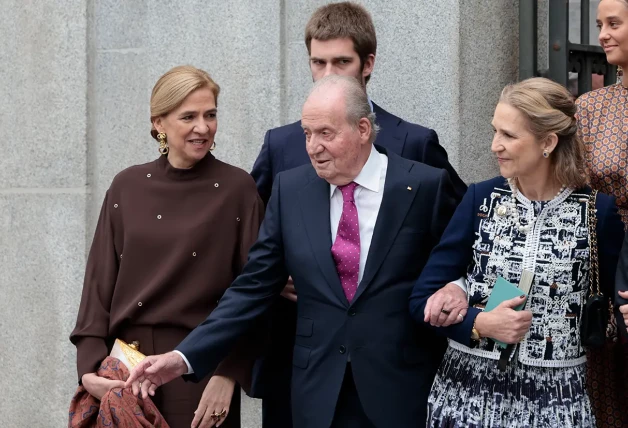 Juan Carlos con las infantas Elena y Cristina y otros miembros de su familia en la boda de Martínez-Almeida.