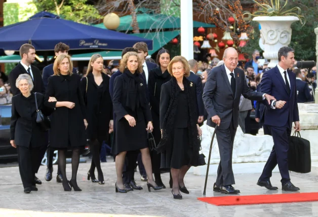 Juan Carlos con gran parte de su familia en el funeral de Constantino de Grecia.