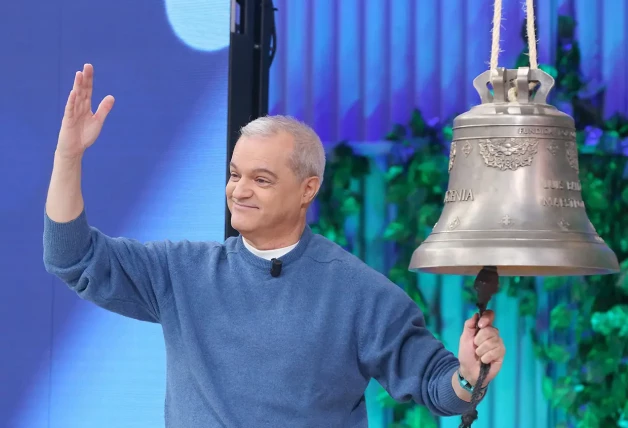 Ramón García tocando la campana en el Grand Prix