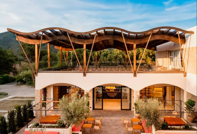 HOTELES ZEL. Con Meliá como socio, Nadal abrió el primero de esta cadena en Mallorca y se acaba de inaugurar el segundo en la Costa Brava (en las fotos). El proyecto contempla tener 20 establecimientos en países y enclaves turísticos.