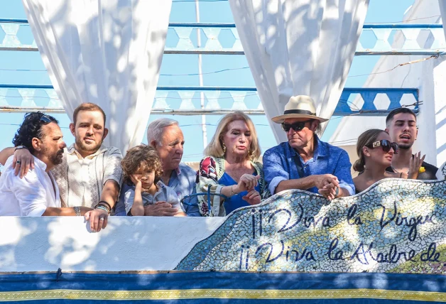 Amador Mohedano con sus sobrino-nietos Rocío y David Flores y con su hermana Gloria y el marido de ésta en el balcón viendo pasar a la Virgen.