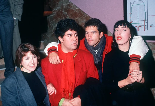 Con Loles León, Pedro Almodóvar y Antonio Banderas en su viaje a Los Ángeles para la gala de los Oscar.