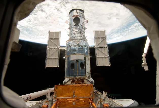 Telescopio Hubble visto desde un transbordador espacial en misión de mantenimiento.