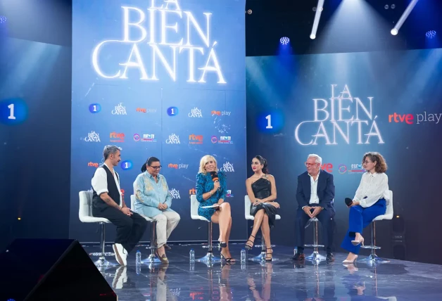 María del Monte con sus compañeros en el acto de presentación del programa.