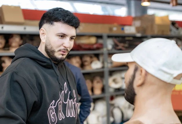 Omar Montes admirando el resultado de la copia de su busto en el taller.