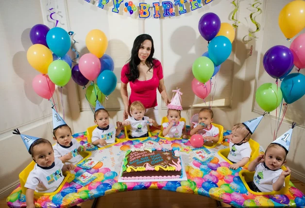 Octomom celebrando el compleaños de sus octillizos.