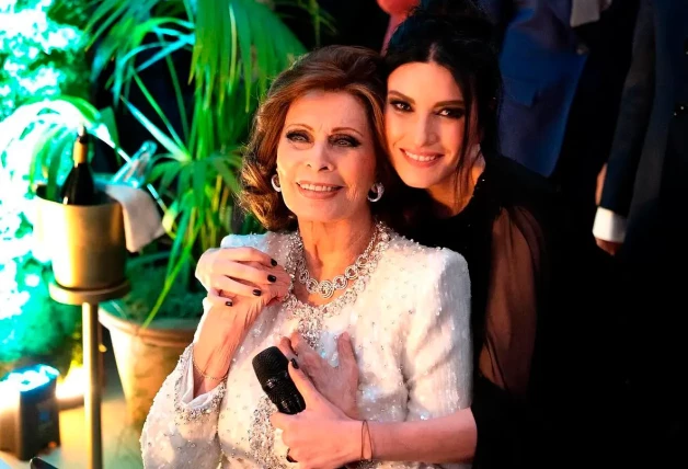 Sophia Loren posa abrazada a la cantante italiana Laura Pausini.