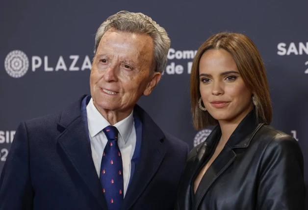 José Ortega Cano y su hija Gloria Camila en una imagen de photocall.