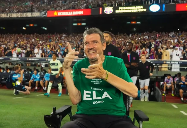 Unzué invitado en un estadio de futbol para concierciar acerca de su enfermedad.