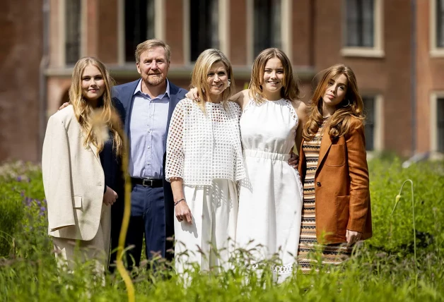 Amalia de Holanda con sus padres y sus hermanas.