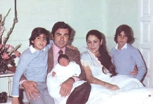 El diestro con Paquirrín, que nació en febrero de 1984, en brazos, junto a su esposa y sus hijos mayores, Fran y Cayetano.