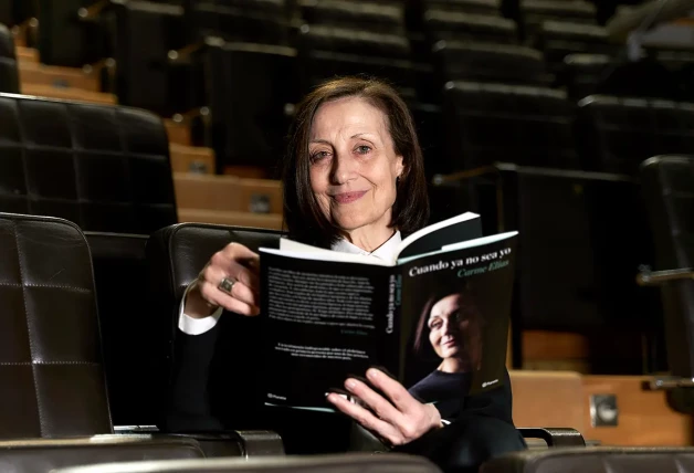 Carme Elías con su libro.