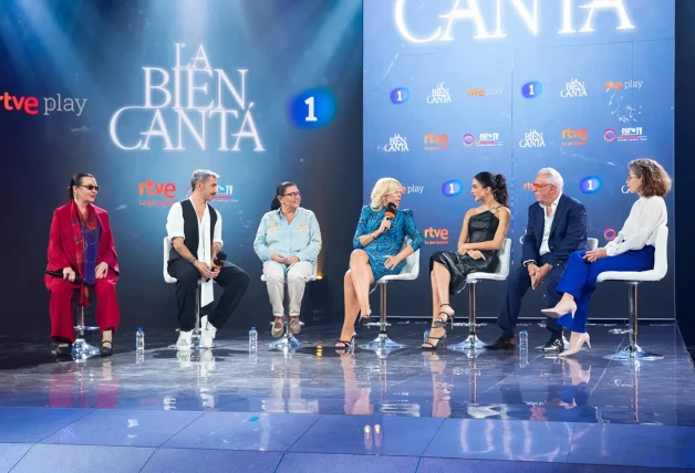 María del Monte con sus compañeros en la presentación de 'La bien cantá'.