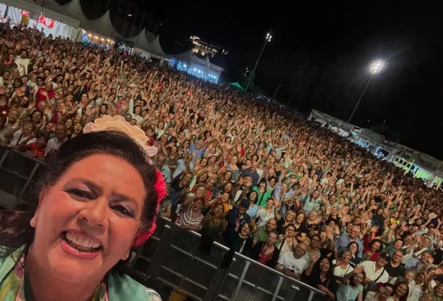 María del Monte en un selfie desde el escenario con sus seguidores durante uno de sus conciertos.