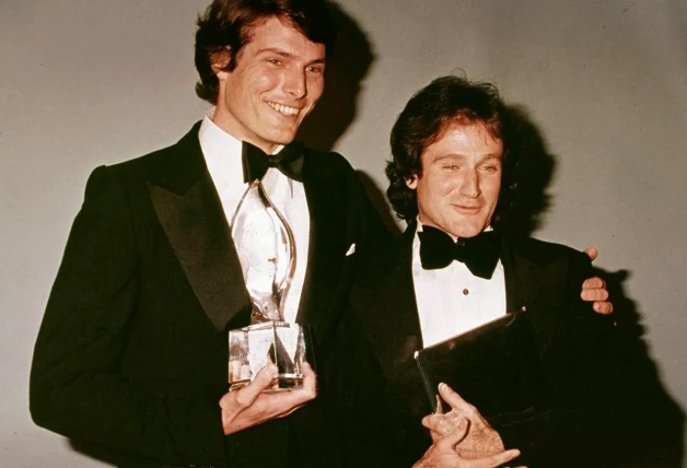 Cristopher Reeve abrazado a su amigo Robin Williams.