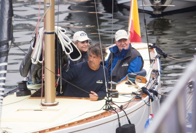 El rey Juan Carlos y la infanta Elena, en Sanxenxo (Pontevedra) para participar en la quinta jornada del Trofeo Xacobeo. EFE / Salvador Sas