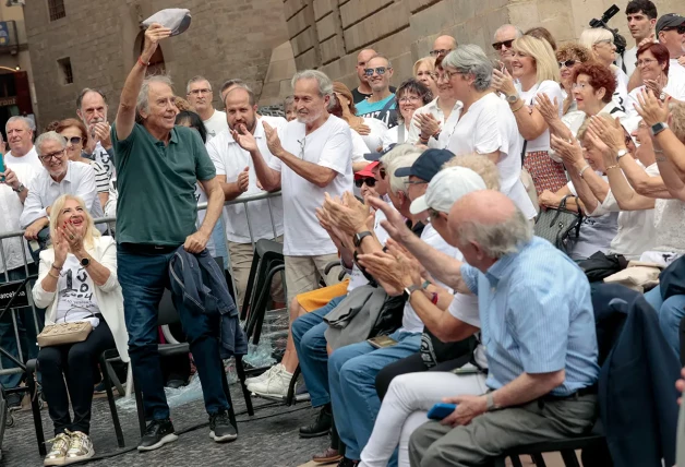 Joan Manuel Serrat saluda a su gente