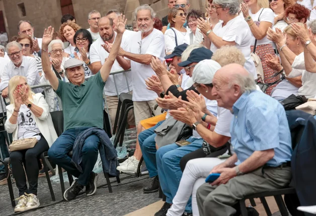 Joan Manuel Serrat rodeado de gente durante un evento en Barcelona