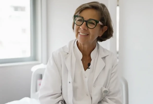 SU ÁNGEL DE LA GUARDA. La doctora Cambray, madre de su amigo Enric, luchó para salvarle la vida.