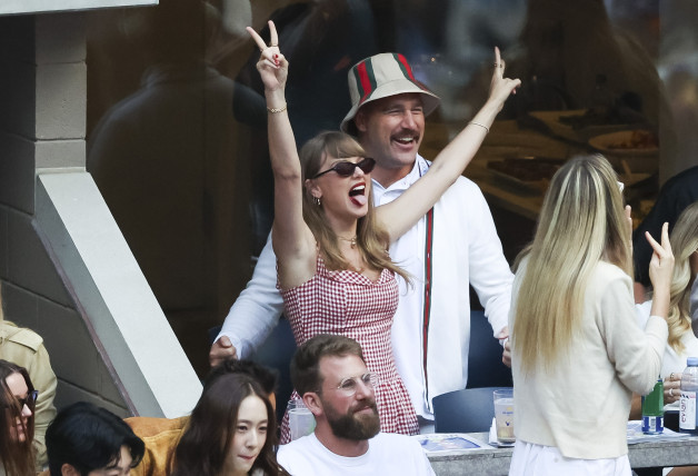 Flushing Meadows (Estados Unidos), 08/09/2024.- Taylor Swift y Travis Kelce en el a final del Open de Tennis de Estados Unidos. EFE/EPA/BRIAN HIRSCHFELD