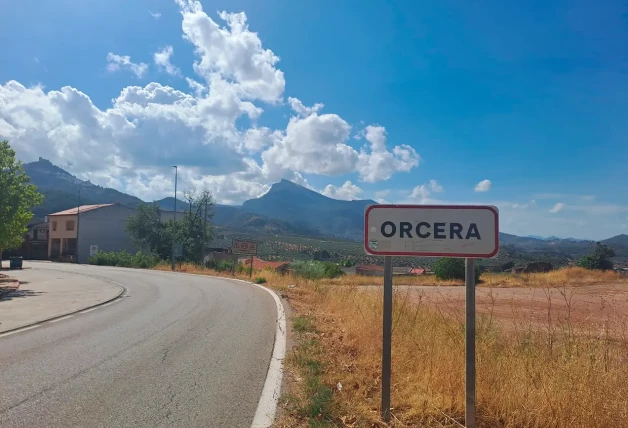 Vista a la entrada del pueblo de Orcera por la carretera.