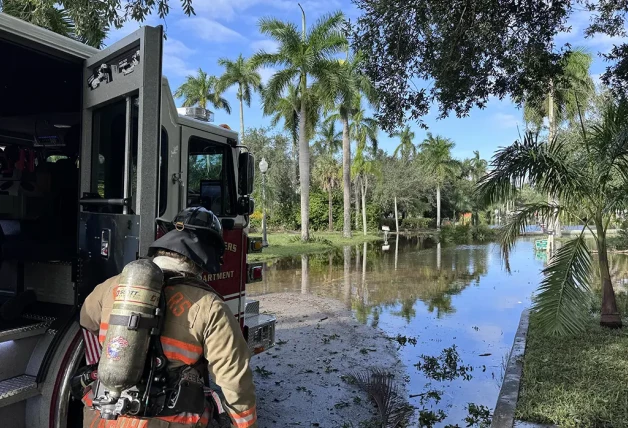 Servicios de emergencias en una de las zonas afectadas por el huracán Milton.