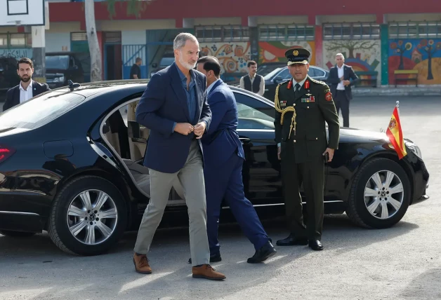 Felipe VI a su llegada al campo de refugiados en Jordania saliendo del coche oficial