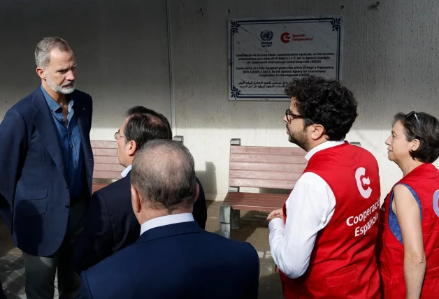 Felipe VI con los cooperantes españoles que trabajan en el campo de refugiados.