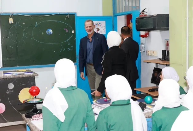 El monarca Felipe VI visitando una de las aulas en la escuela del campo de refugiados.