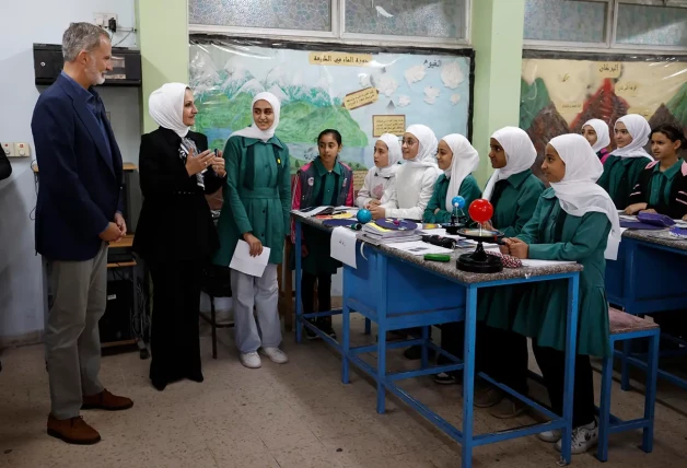 Felipe VI conoció a las jóvenes estudiantes de la escuela del campo de refugiados en Jordania