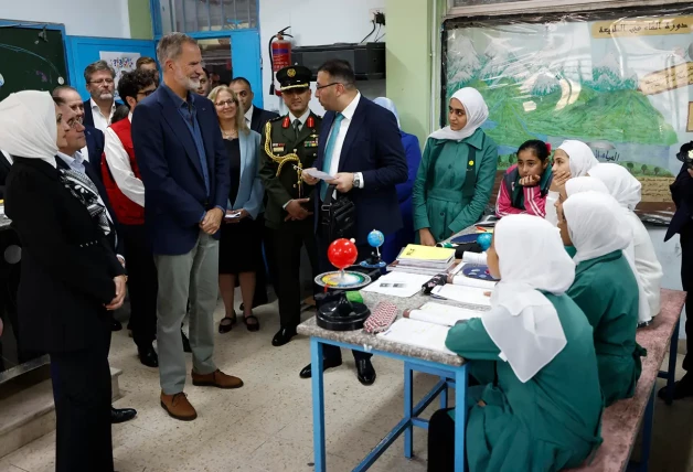 Felipe VI en una escuela de un campo de refugiados de Jordania.