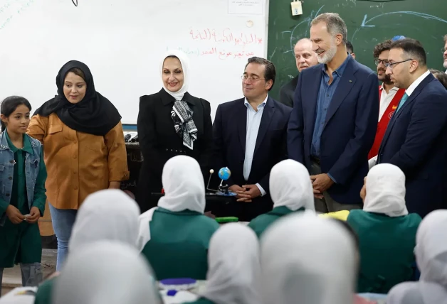 Felipe VI atiende a una demostracion de una niña estudiante en la escuela del campo de refugiados de Jordania.