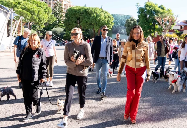 Charlene con su perrita y otros dueños de perros durante un evento canino