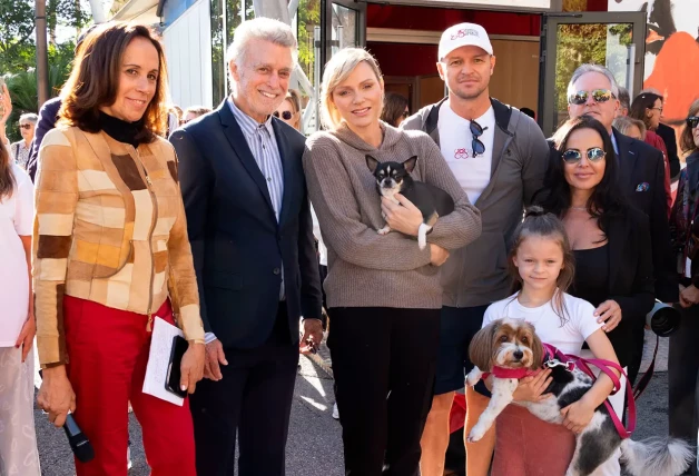 Charlene de Monaco rodeada de gente en un evento sobre perros.