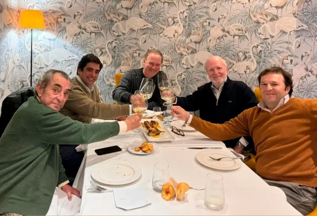 Bertín Osborne con Ignacio Arizon (a su lado con chaqueta negra) y otros amigos disfrutando de la buena mesa hace casi un año.