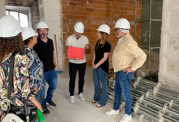 Lourdes Ornelas y Camilín velan por el legado del cantante. A la izquierda, la mexicana (con una blusa estampada azul) en una visita de obras al museo que Alcoy dedicará al artista.