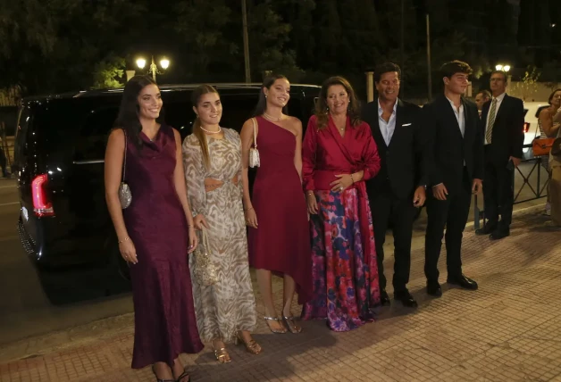 La prensa griega también se fijó en lo mayores y guapos que están Arrietta, Ana María, Amelia y Carlos, los hijos de la princesa Alexia de Grecia y del arquitecto canario Carlos Morales.