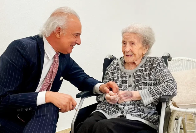 El doctor Manuel de la Peña con Cescencia Galán, una mujer de 110 años.