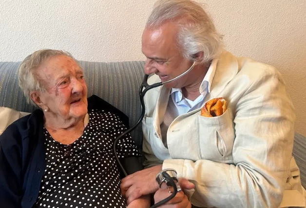 El doctor Manuel de la Peña visitando a Dolores Buitrago, de 110 años, que desgraciadamente falleció hace dos meses.