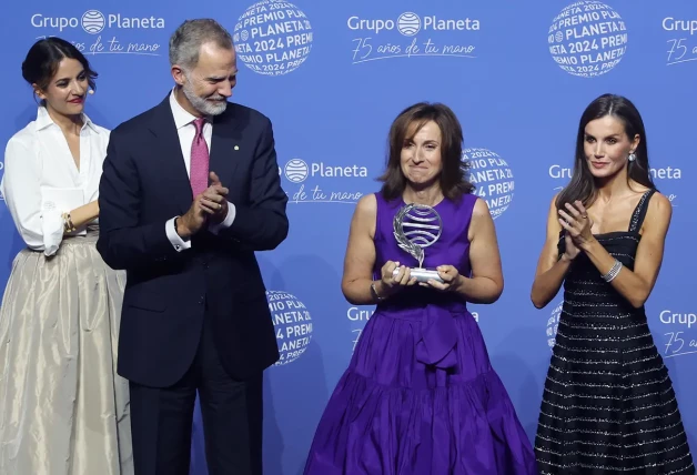 Los reyes Felipe VI y Letizia, aplaudiendo a la ganadora del Premio Planeta 2024, Paloma Sánchez-Garnica.