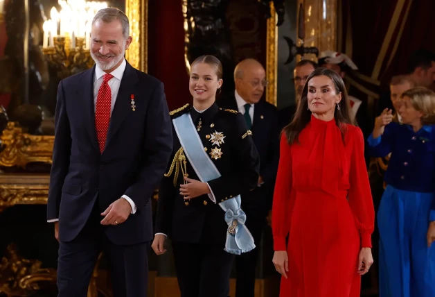 Una simpática imagen de los Reyes Felipe y Letizia y su primogénita la princesa Leonor en palacio durante la recepción del 12 de octubre.